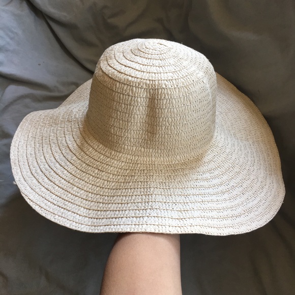 Classic woven hat for beaches in the summer!! - Picture 4 of 7